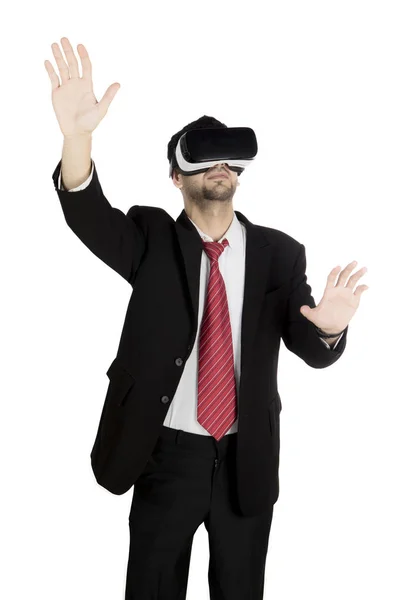 Empresario con gafas de realidad virtual — Foto de Stock