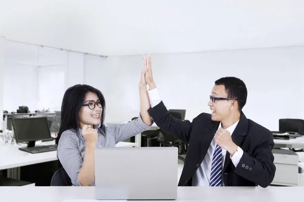 Business-team som ger hög fem gest — Stockfoto