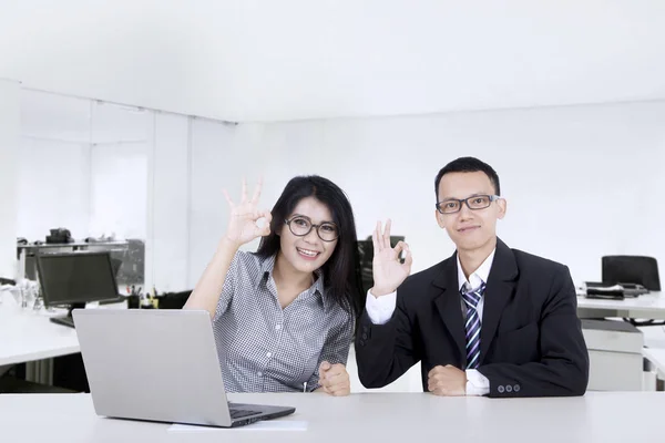Los empresarios muestran signo OK en el lugar de trabajo — Foto de Stock