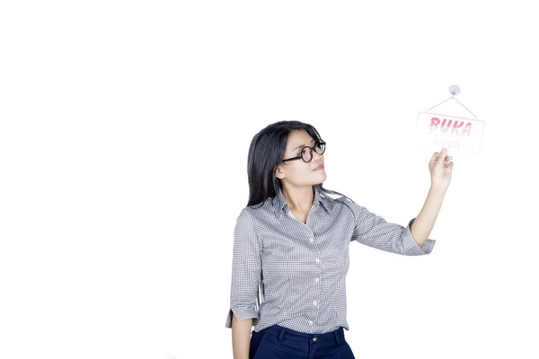 Mulher de negócios bonita segurando um conselho no estúdio — Fotografia de Stock