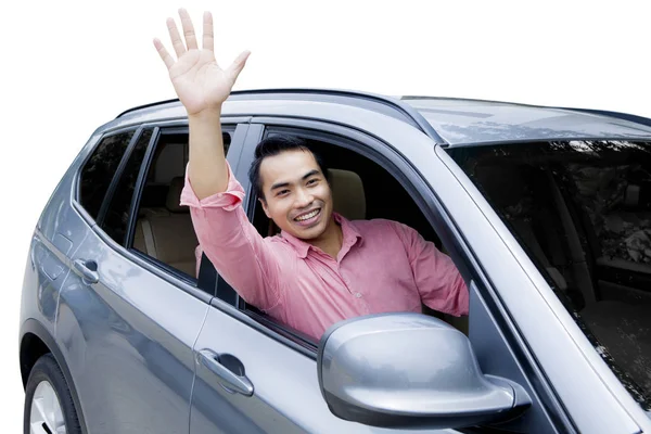 Азиатский мужчина за рулём новой машины — стоковое фото
