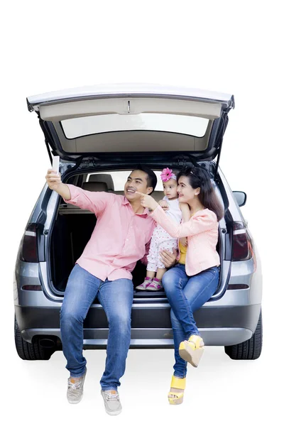 Famille asiatique avec smartphone sur la voiture — Photo