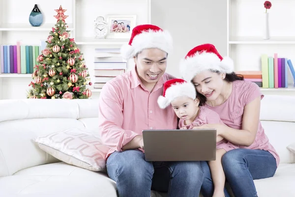 Família asiática com laptop na época do Natal — Fotografia de Stock