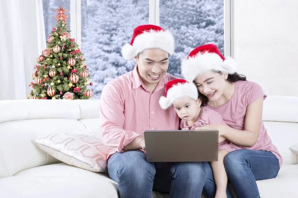 Ασιατικής οικογένειας χρησιμοποιώντας ένα φορητό υπολογιστή στο χρόνο Χριστουγέννων — Φωτογραφία Αρχείου