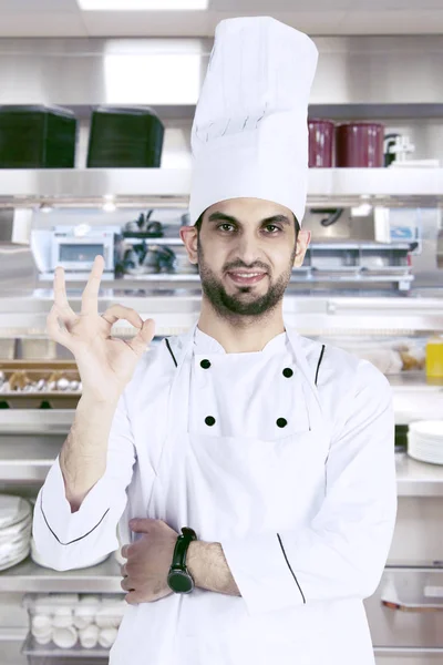 Chef árabe con signo OK en la cocina —  Fotos de Stock