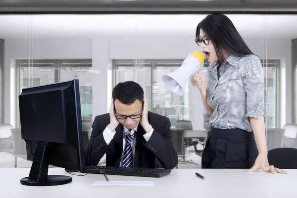 Arrabbiata donna d'affari urla contro il suo lavoratore — Foto Stock