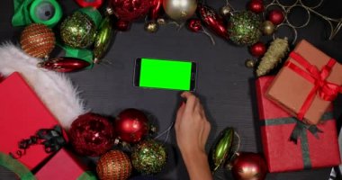  El smartphone Xmas süs eşyaları arasında kullanır