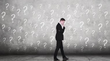  Soru işareti işareti ile karışık iş adamı