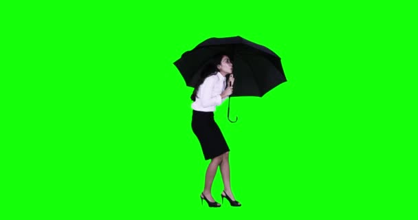 Беспокойная деловая женщина защищает себя зонтиком — стоковое видео