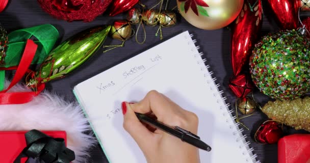 Hand schrijven boodschappenlijst voor kerst — Stockvideo