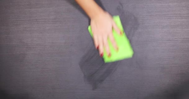 Hand schoonmaak van een tabel met NAT doekje — Stockvideo