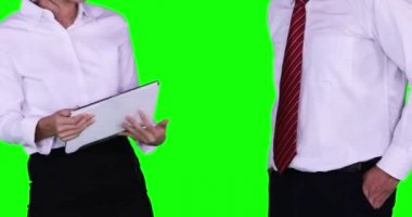  İş adamları bir tablet bilgisayar toplantıda kullanın.