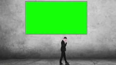  İşadamı düşünme fikir billboard yakınındaki