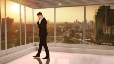  İş kişi düşünme fikri pencerenin yakınındaki