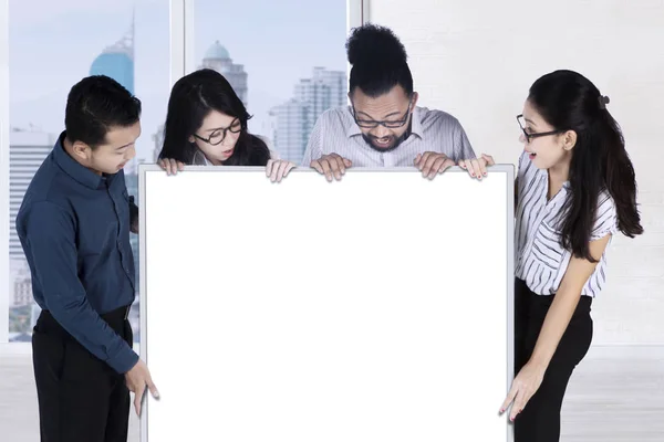 Werknemers kijken naar lege whiteboard — Stockfoto