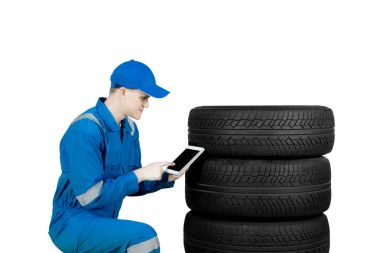 Avrupa makinist lastikler yakınındaki tablet kullanma