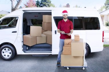 Teslimat adam van ve paket