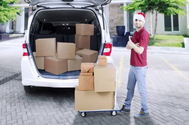 Teslimatçı çevre van yukarı gösterir