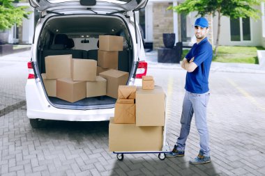 Kurye ile paket ve van yığını