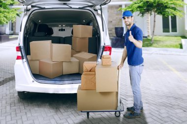 Başparmak kurye paketleri ile ortaya