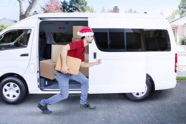 Bir paket çalışırken Kargo Kurye