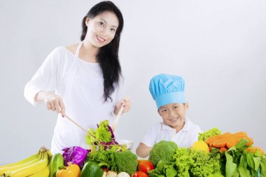 Güzel anne ve çocuk salatası yapmak