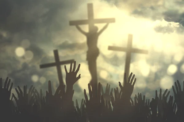 Handen van christelijke mensen met crucifixen — Stockfoto