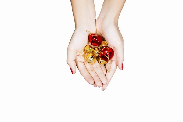 Ręce młodej kobiety trzymać Dzwonki Boże Narodzenie — Zdjęcie stockowe