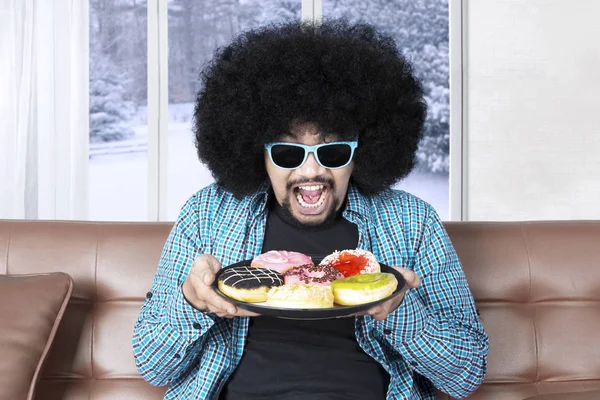 Funky man holding donuts — Stock Photo, Image