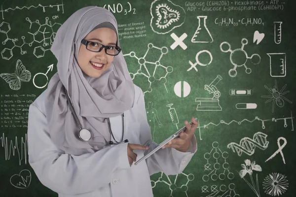 Femmina medico sta lavorando con un tablet digitale — Foto Stock