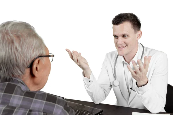 欧洲的医生和他的病人在工作室交谈 — 图库照片