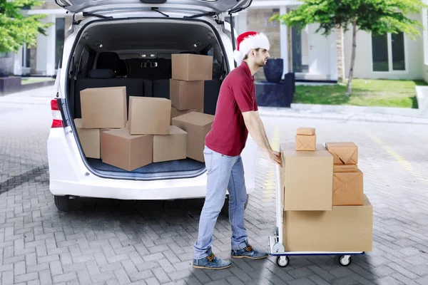 Leverans man driver en dolly med paket — Stockfoto