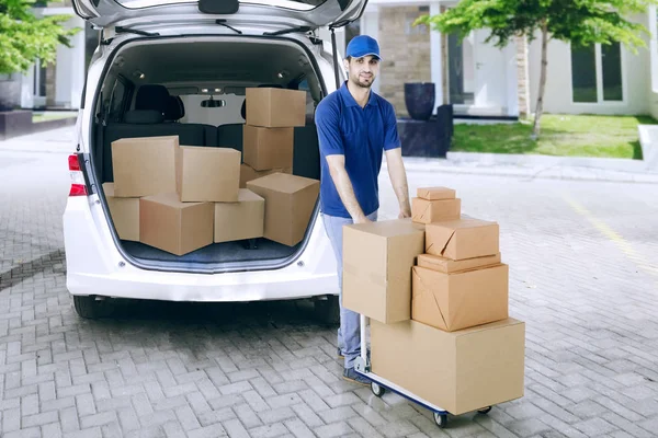 Dolly paketleri ile iterek kurye