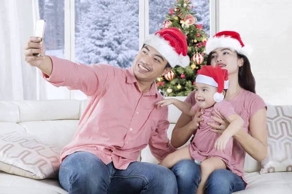 Glad familj tar selfie i juletid — Stockfoto