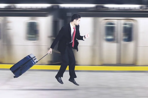 Uomo d'affari che corre nel trasporto ferroviario — Foto Stock