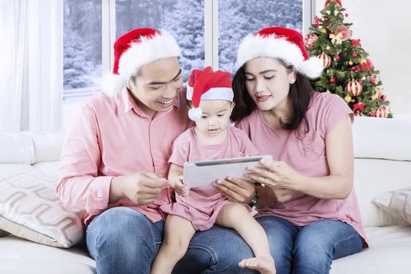 Azjatycka rodzina z tabletu w czasie świąt Bożego Narodzenia — Zdjęcie stockowe