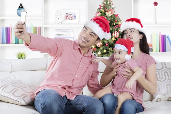 Azjatycka rodzina z Santa hat i smartphone — Zdjęcie stockowe