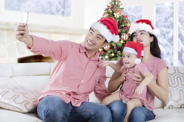 亚洲家庭采取自拍照在圣诞节的时候 — 图库照片