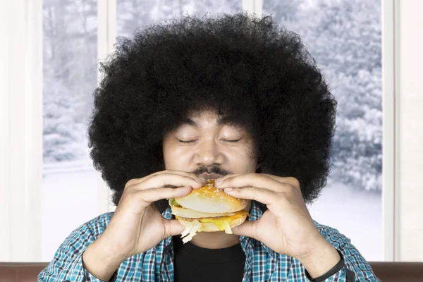 Uomo afro mangiare hamburger — Foto Stock