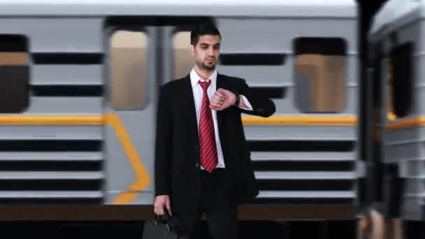 Hombre de negocios ansioso comprobando el tiempo en la estación de tren — Vídeos de Stock