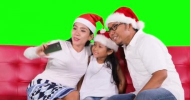 Anne ve kızı selfie alarak Santa şapka ile