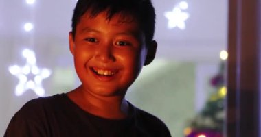 Küçük çocuk Noel maytap oynarken