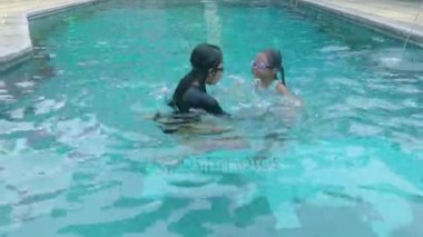 Kız ve annesi üzerinde havuz oynamak