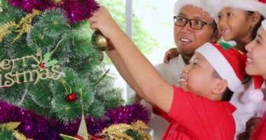 Çocuk ve ailesi Noel ağacı süsleme