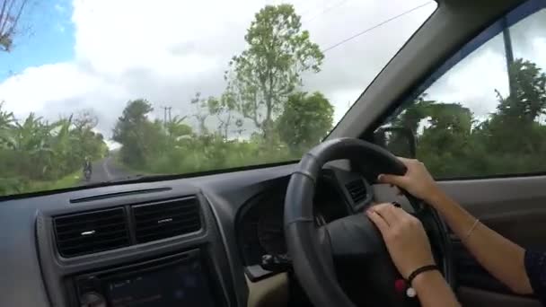 妇女手驾驶汽车在农村路 — 图库视频影像