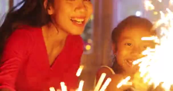 女人和她的女儿玩圣诞烟火 — 图库视频影像