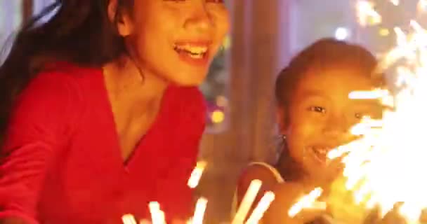 Vrouw en haar dochter spelen kerst sparkler — Stockvideo