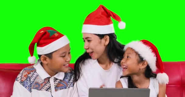 Kobiety i dzieci korzystać z laptopa na kanapie — Wideo stockowe