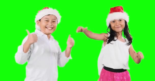 Dos niños bailando con sombrero de Santa — Vídeos de Stock