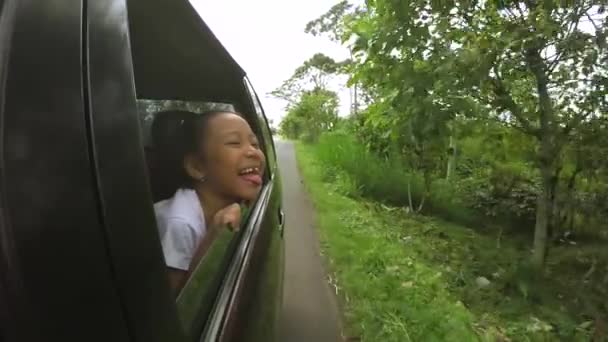 Беззубая девушка смотрит в окно машины — стоковое видео